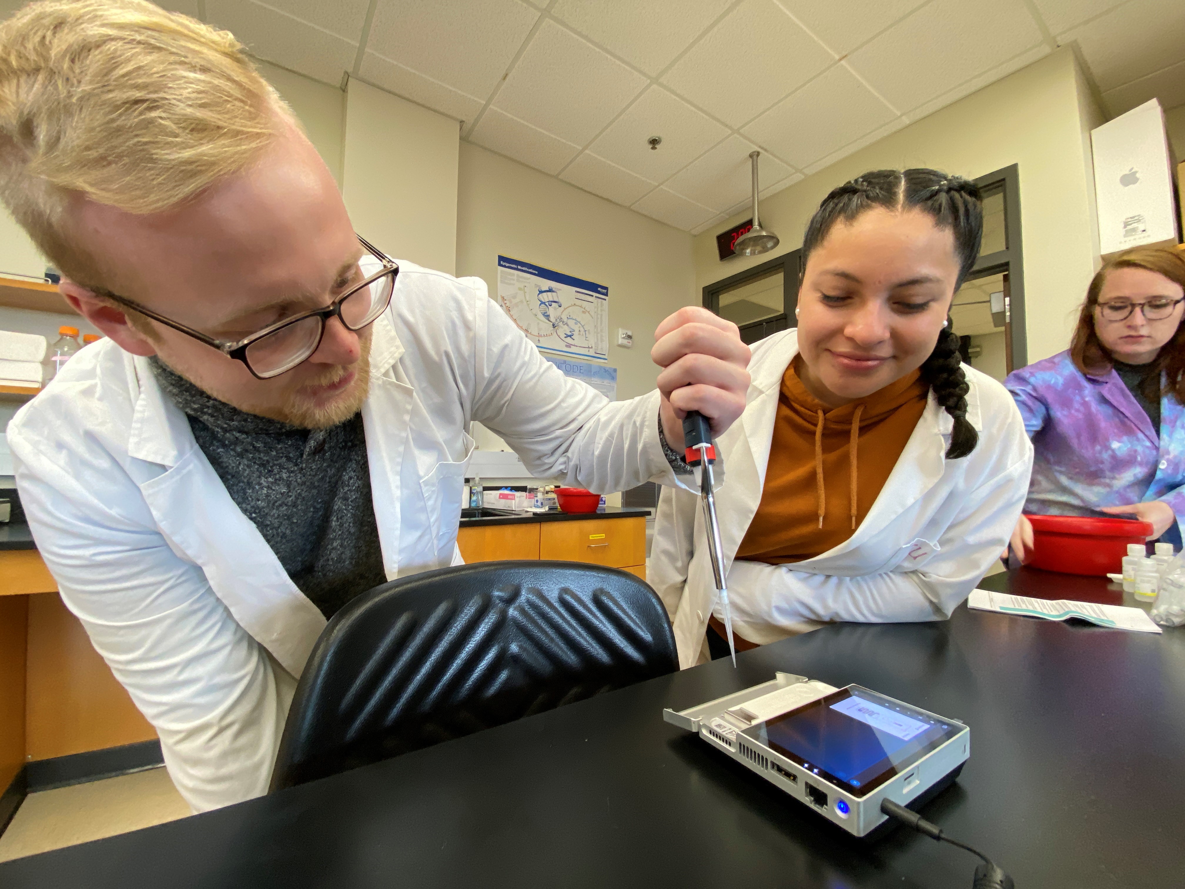 Biology Professors, Students Conduct DNA Research Thumbnail