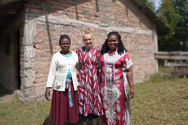 danielle with kenyan women