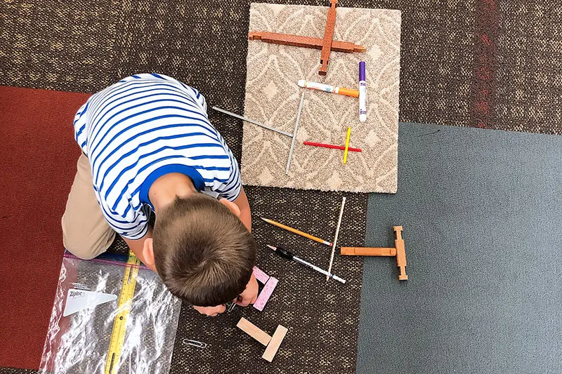 Student making T's in an art therapy session