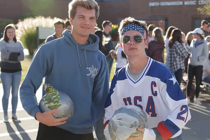 Two students with the melon and gourd